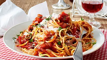 Spaghetti all’arrabbiata mit Wodka Rezept - Foto: LECKER @ Bauer Media Group Spaghetti all’arrabbiata mit Wodka Rezept - Foto: LECKER @ Bauer Media Group