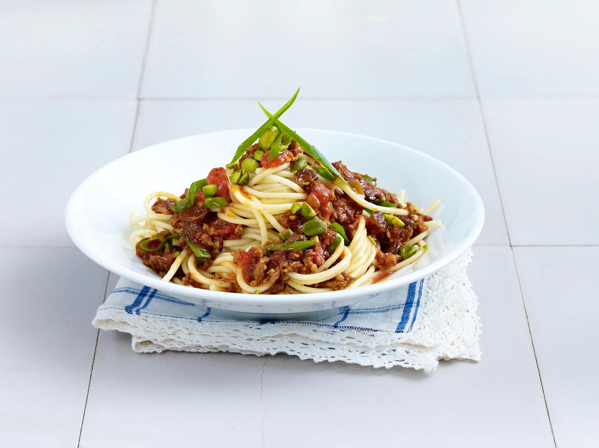 Spaghetti Bolognese mit Curry, Rosinen, Pistazien, Lauchzwiebeln und Lammhack Rezept