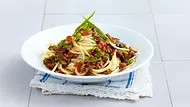 Spaghetti Bolognese mit Curry, Rosinen, Pistazien, Lauchzwiebeln und Lammhack Rezept - Foto: LECKER @ Bauer Media Group