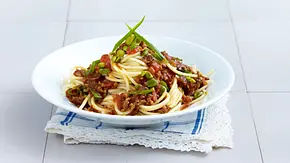Spaghetti Bolognese mit Curry, Rosinen, Pistazien, Lauchzwiebeln und Lammhack Rezept - Foto: LECKER @ Bauer Media Group