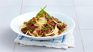 Spaghetti Bolognese mit Curry, Rosinen, Pistazien, Lauchzwiebeln und Lammhack Rezept - Foto: House of Food / Bauer Food Experts KG