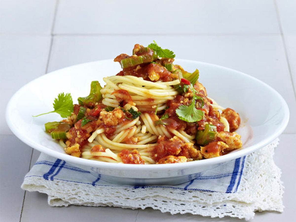 Spaghetti Bolognese mit Ingwer, Staudensellerie, Koriander, Chili und Tofu Rezept