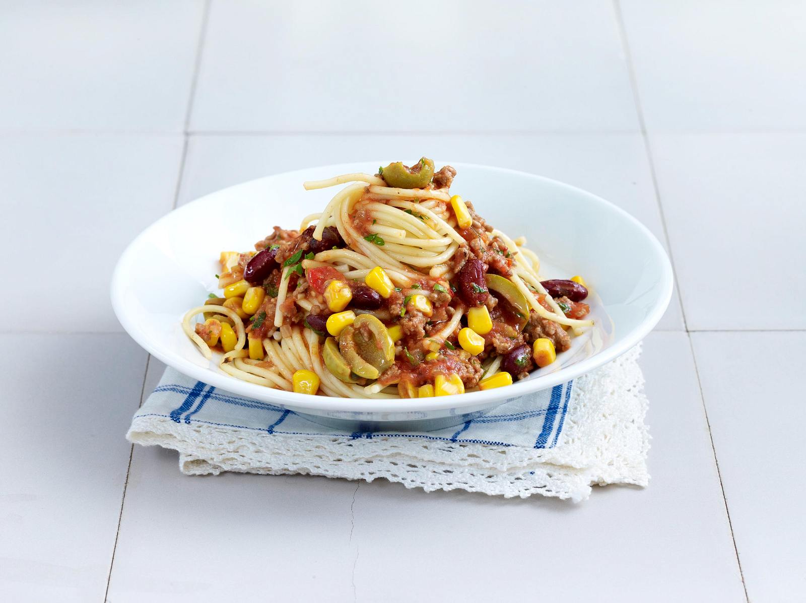 Spaghetti Bolognese mit Mais, KidneyBohnen, Oliven, Rinderhack und