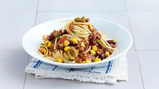 Spaghetti Bolognese mit Mais, Kidney-Bohnen, Oliven, Rinderhack und Knoblauch Rezept - Foto: House of Food / Bauer Food Experts KG