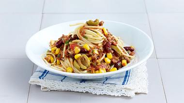 Spaghetti Bolognese mit Mais, Kidney-Bohnen, Oliven, Rinderhack und Knoblauch Rezept - Foto: House of Food / Bauer Food Experts KG