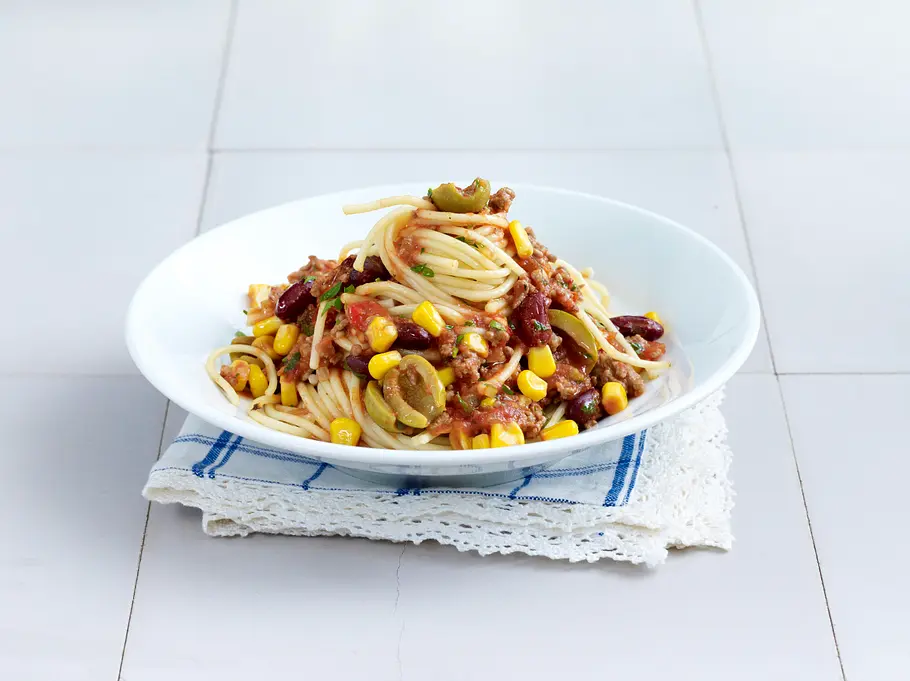 Spaghetti Bolognese mit Mais, Kidney-Bohnen, Oliven, Rinderhack und Knoblauch Rezept Spaghetti Bolognese mit Mais, Kidney-Bohnen, Oliven, Rinderhack und Knoblauch Rezept