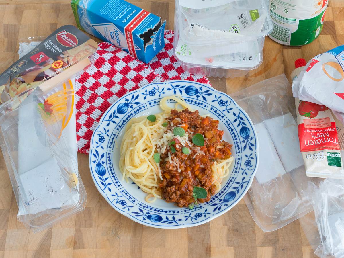 Spaghetti bolognese mit Verpackungsmüll