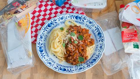 Spaghetti bolognese mit Verpackungsmüll - Foto: LECKER.de