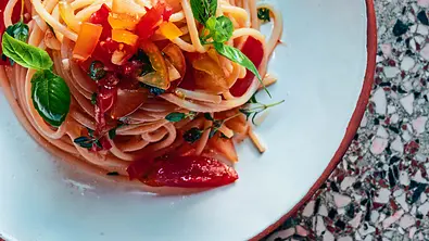 Spaghetti Colatura di Alici mit Tomaten Rezept - Foto: LECKER @ Bauer Media Group