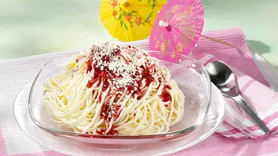 Spaghetti-Eis mit Himbeersoße Rezept - Foto: LECKER @ Bauer Media Group