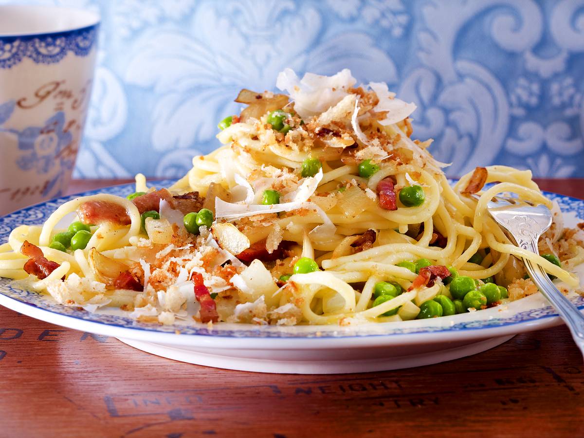 Spaghetti-Erbsen-Pfanne mit Parmesan-Brotbröseln Rezept