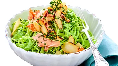 Spaghetti in Avocado-Soße mit allzeit bereiter Lachsbegleitung Rezept - Foto: LECKER @ Bauer Media Group