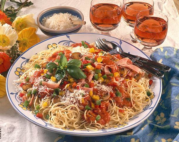 Spaghetti in bunter Tomatensoße Rezept