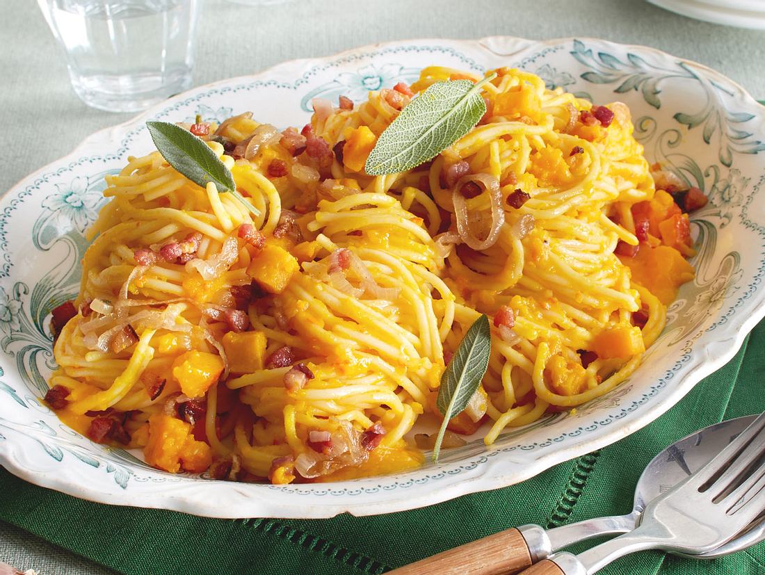 Spaghetti in cremiger Kürbissoße mit Salbei und Speck Rezept | LECKER