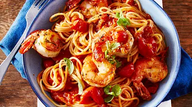 Spaghetti in Gin-Tomatensoße mit Garnelen Rezept - Foto: LECKER @ Bauer Media Group