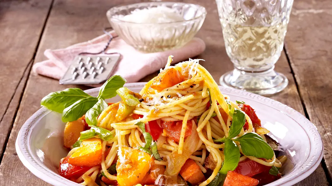 Spaghetti in Kürbis-Tomaten-Sugo Rezept - Foto: LECKER @ Bauer Media Group Spaghetti in Kürbis-Tomaten-Sugo Rezept - Foto: LECKER @ Bauer Media Group