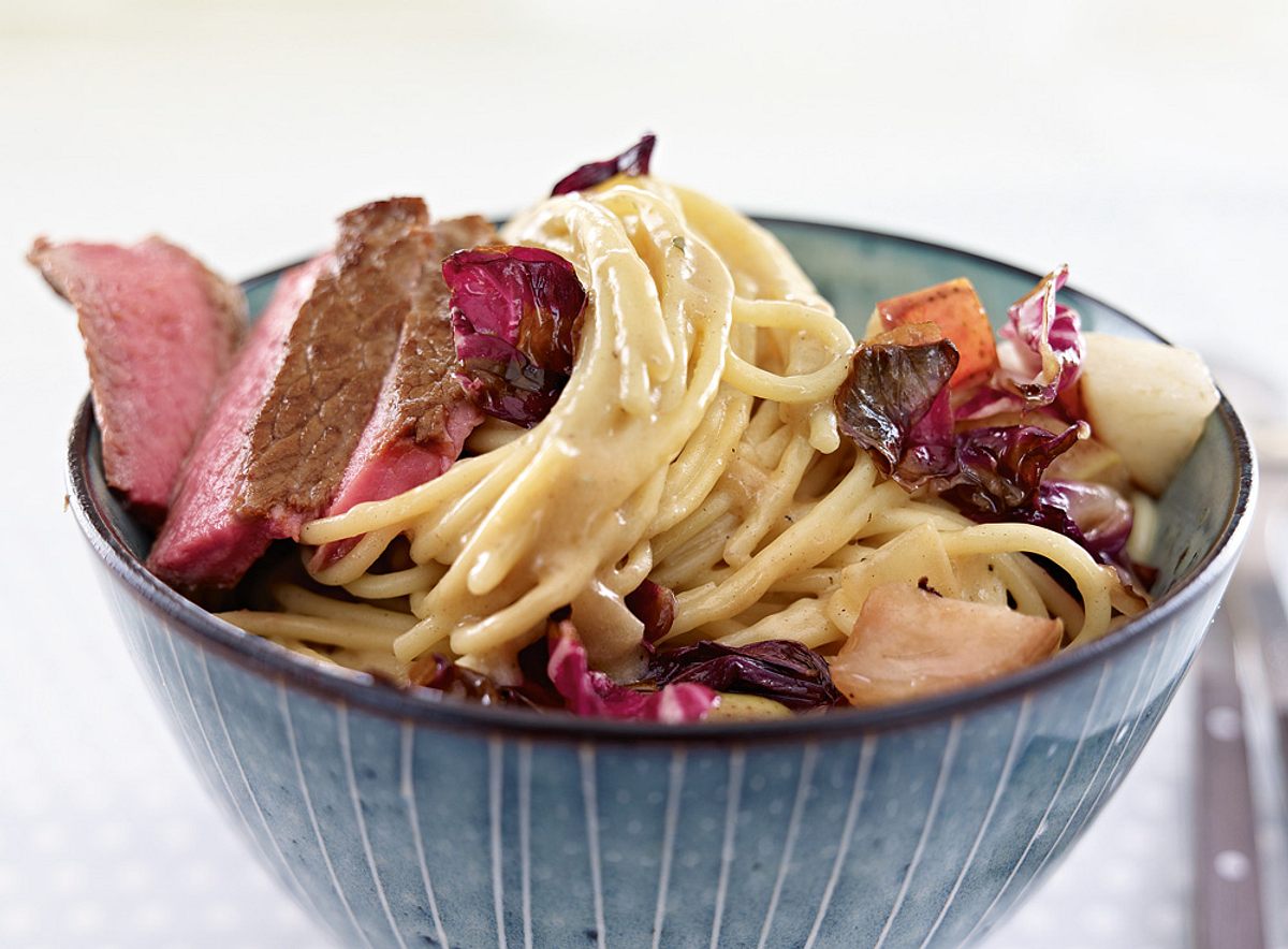 Spaghetti in Parmesansoße mit Radicchio & Steak Rezept