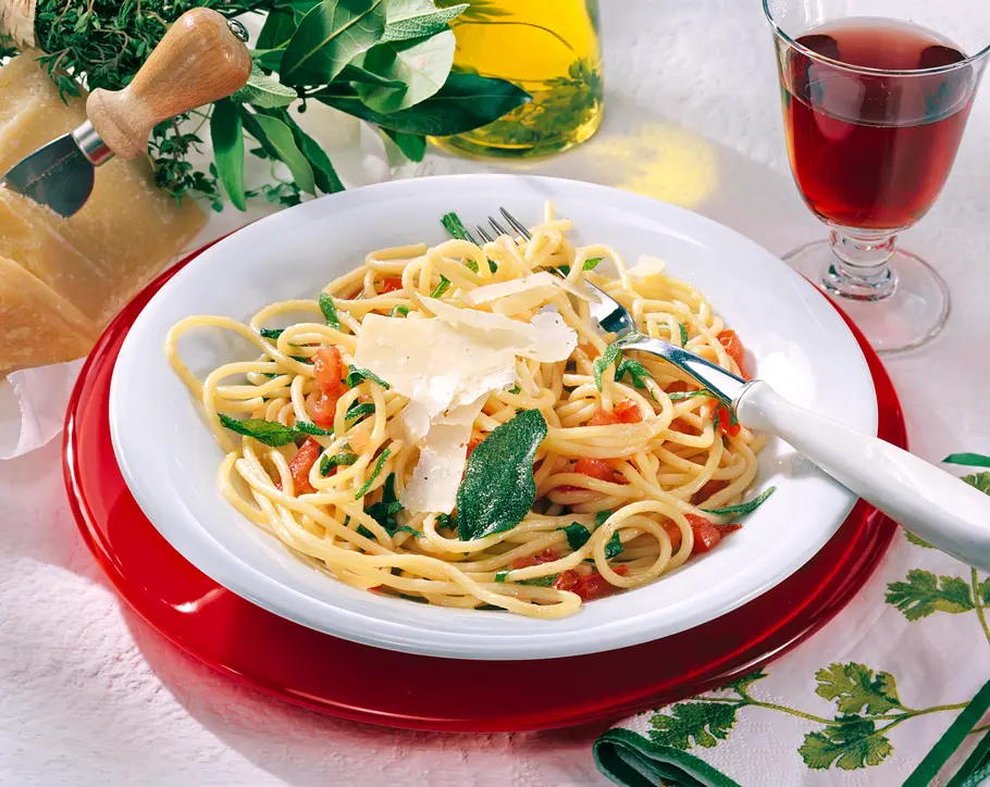 Spaghetti in Salbeibutter (für 2 Personen) Rezept