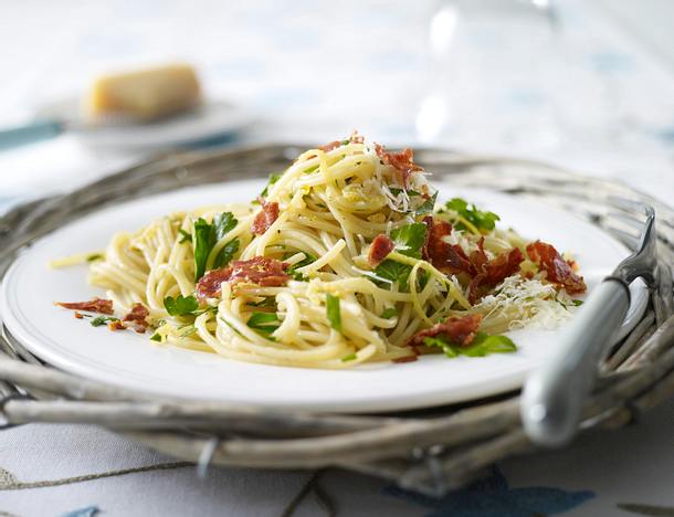Spaghetti in Zitronenöl mit Schinkenchips Rezept