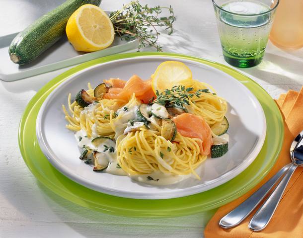Spaghetti in Zucchini und Thymiansoße mit Lachs Rezept Spaghetti in Zucchini und Thymiansoße mit Lachs Rezept