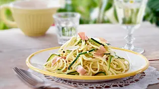 Spaghetti in Zucchini-Zitronen-Sahnesoße Rezept - Foto: LECKER @ Bauer Media Group Spaghetti in Zucchini-Zitronen-Sahnesoße Rezept - Foto: LECKER @ Bauer Media Group