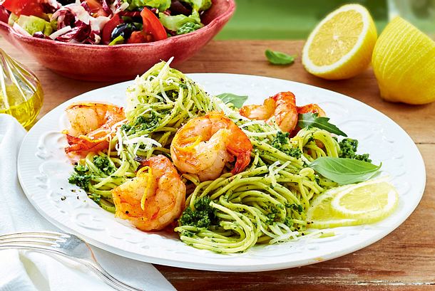 Spaghetti mit 3-Kräuter-Pesto und Garnelen Rezept Spaghetti mit 3-Kräuter-Pesto und Garnelen Rezept