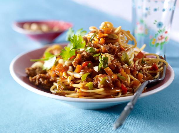 Spaghetti mit asiatischer Bolognese mit Kürbis Rezept
