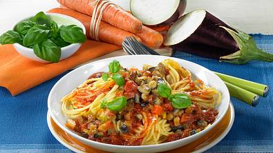 Spaghetti mit Auberginen-Bolognese (für 1 Portion) Rezept - Foto: LECKER @ Bauer Media Group