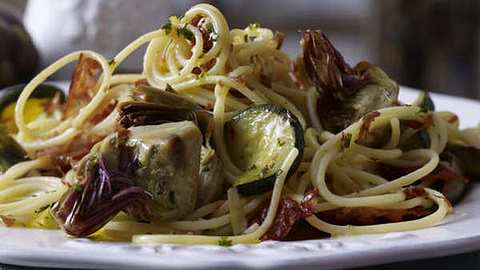 Spaghetti mit Baby-Artischocken und knusprigem Parmaschinken Rezept - Foto: House of Food / Bauer Food Experts KG