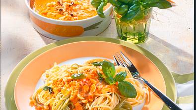 Spaghetti mit Basilikum-Möhren-Soße Rezept - Foto: LECKER @ Bauer Media Group