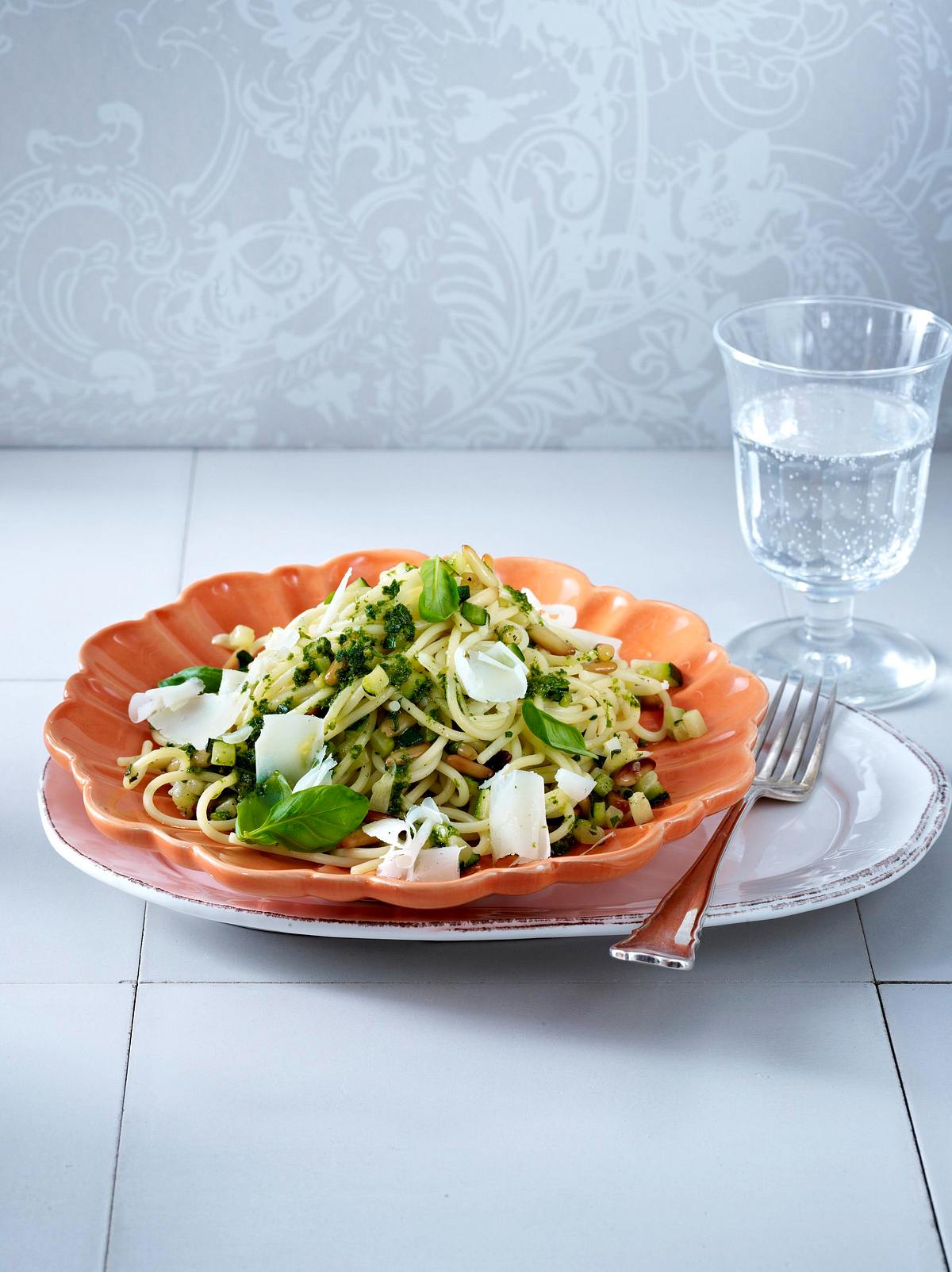 Spaghetti mit Basilikum-Zucchini-Pesto Rezept