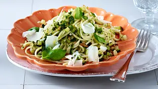 Spaghetti mit Basilikum-Zucchini-Pesto Rezept - Foto: LECKER @ Bauer Media Group Spaghetti mit Basilikum-Zucchini-Pesto Rezept - Foto: LECKER @ Bauer Media Group