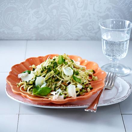 Spaghetti mit Basilikum-Zucchini-Pesto Rezept