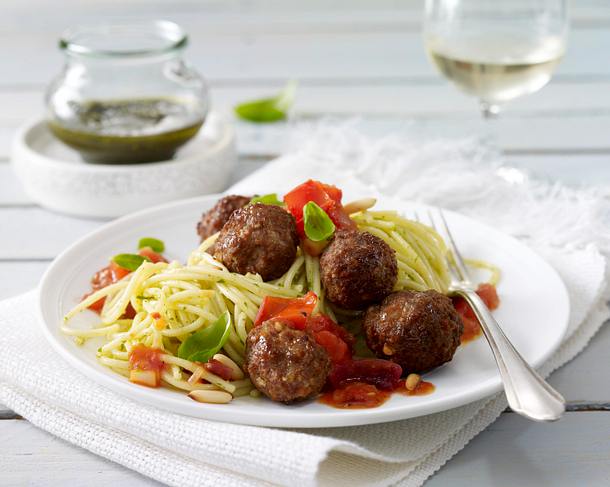 Spaghetti mit Basilikumpesto, Hackbällchen und geschmolzenen Tomaten Rezept Spaghetti mit Basilikumpesto, Hackbällchen und geschmolzenen Tomaten Rezept