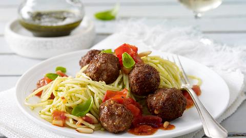 Spaghetti mit Basilikumpesto, Hackbällchen und geschmolzenen Tomaten Rezept - Foto: House of Food / Bauer Food Experts KG