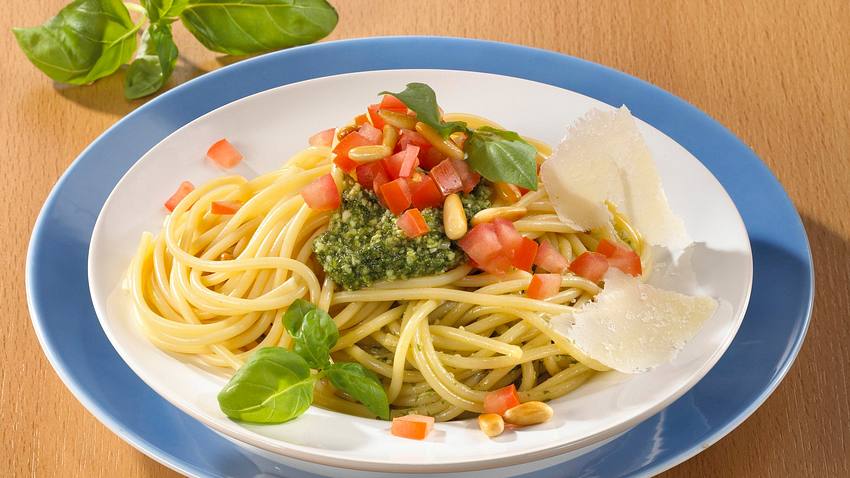 Spaghetti mit Basilikumpesto und Tomate Rezept - Foto: Först, Thomas