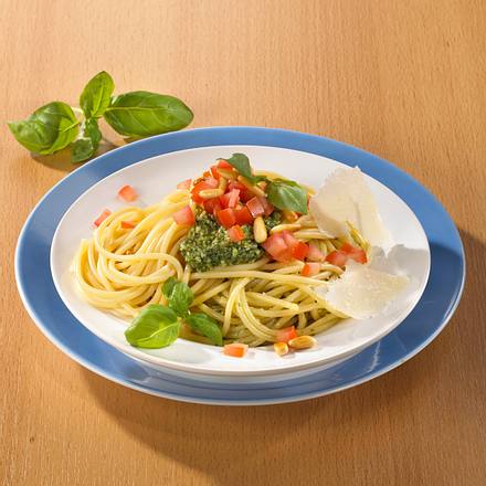 Spaghetti mit Basilikumpesto und Tomate (kalorienarm) Rezept Spaghetti mit Basilikumpesto und Tomate (kalorienarm) Rezept