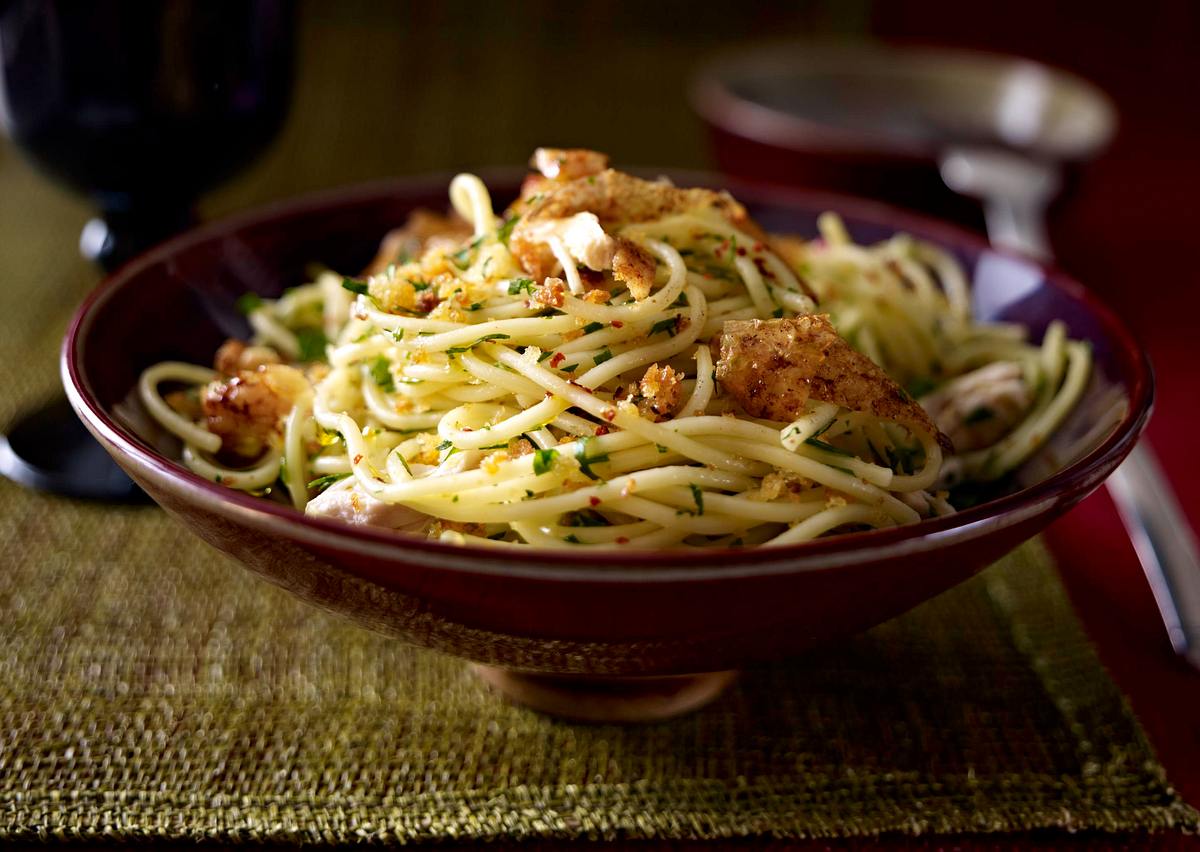 Spaghetti mit Brotbröseln und Hähnchenbrust Rezept