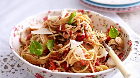 Spaghetti mit Bruschetta-Soße und Hähnchenfilet Rezept - Foto: House of Food / Bauer Food Experts KG