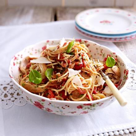 Spaghetti mit Bruschetta-Soße und Hähnchenfilet Rezept