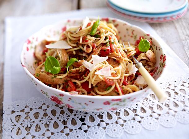 Spaghetti mit Bruschettasoße und Hähnchenstreifen Rezept Spaghetti mit Bruschettasoße und Hähnchenstreifen Rezept