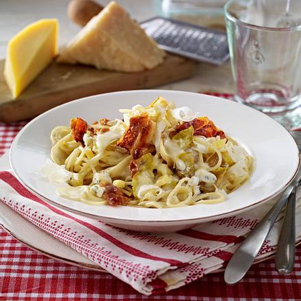 Spaghetti mit Chicorée und Drei-Käse-Soße Rezept