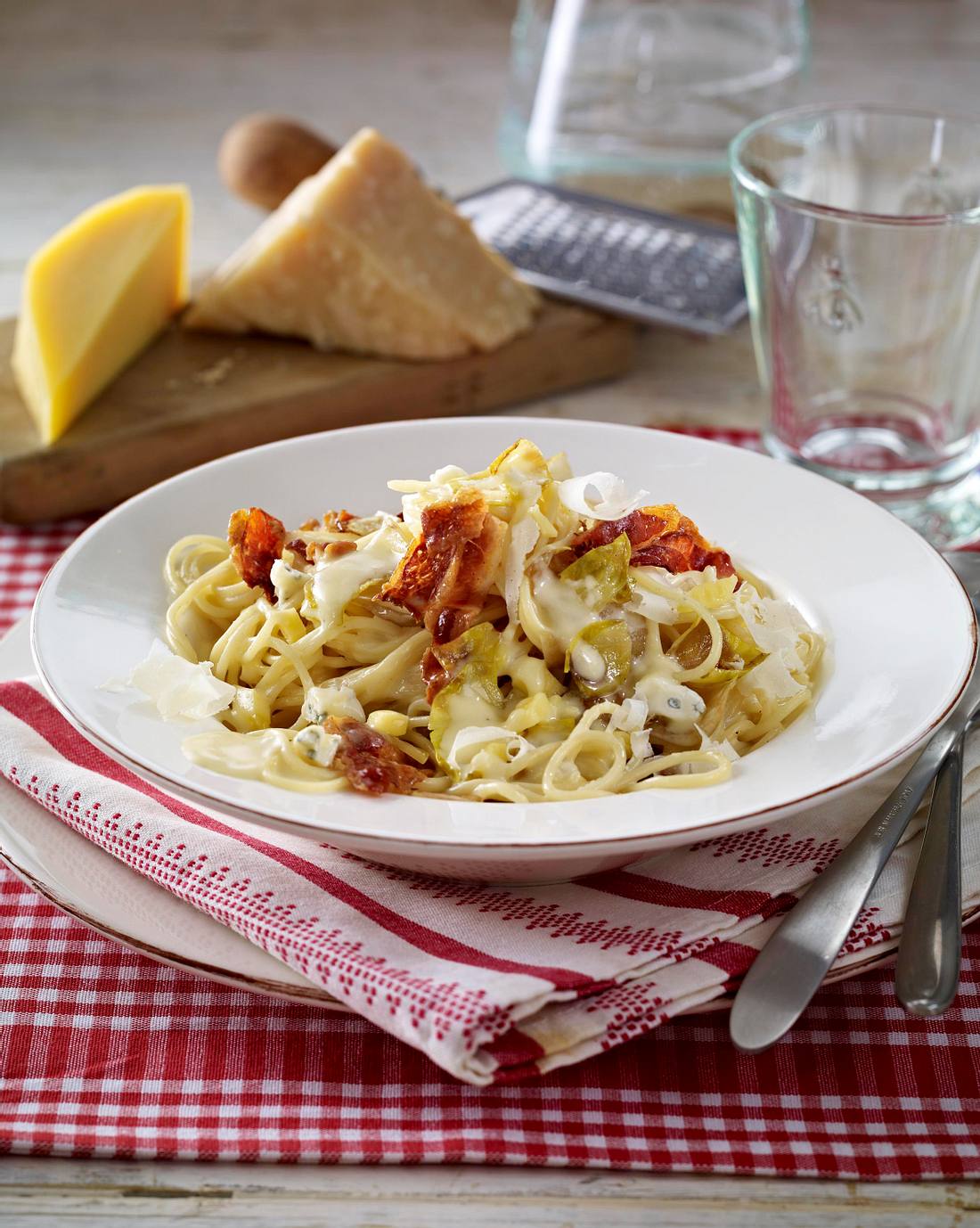 Spaghetti mit Chicorée und Drei-Käse-Soße Rezept