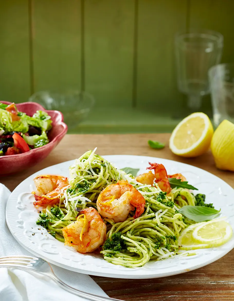 Spaghetti mit drei-Kräuter-Pesto und Garnelen Rezept Spaghetti mit drei-Kräuter-Pesto und Garnelen Rezept