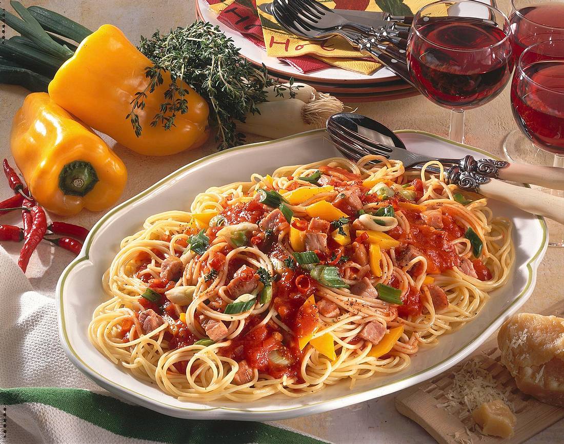 Spaghetti mit feuriger Tomaten-Kasseler-Soße Rezept | LECKER