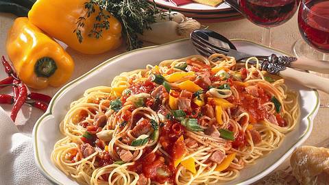 Spaghetti mit feuriger Tomaten-Kasseler-Soße Rezept - Foto: Horn