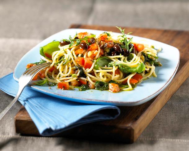 Spaghetti mit frischer Tomaten-Oliven-Soße Rezept Spaghetti mit frischer Tomaten-Oliven-Soße Rezept