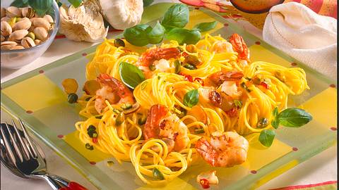 Spaghetti mit Garnelen und Pistazien-Chili-Butter Rezept - Foto: House of Food / Bauer Food Experts KG