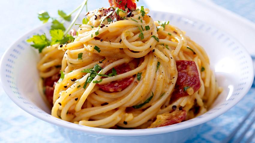 Spaghetti mit gebratener Chorizo und Eiersahne Rezept - Foto: House of Food / Bauer Food Experts KG