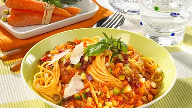Spaghetti mit Gemüse-Bolognese Rezept - Foto: LECKER @ Bauer Media Group